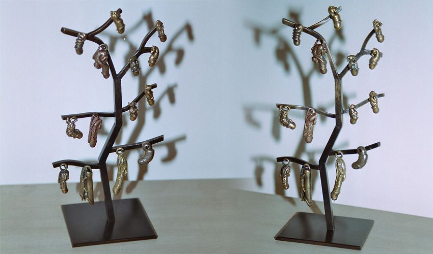 Une sculpture de petite taille représentant un arbre