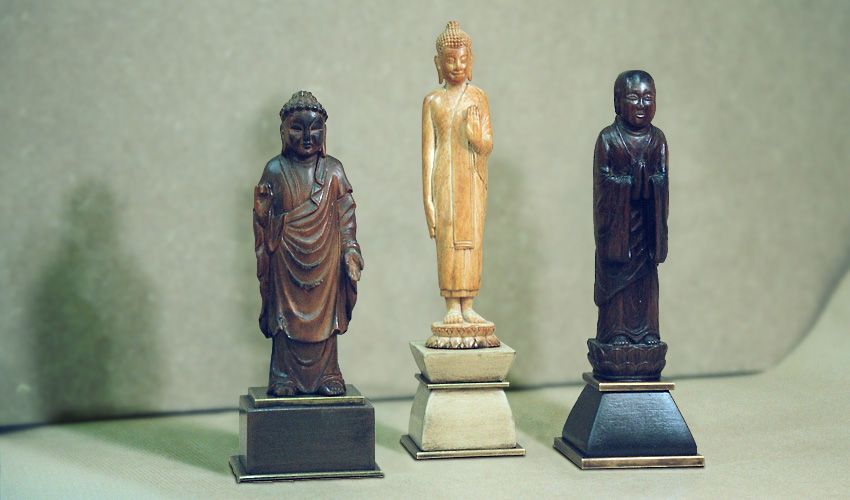 Trois statuettes de bouddha vues de face