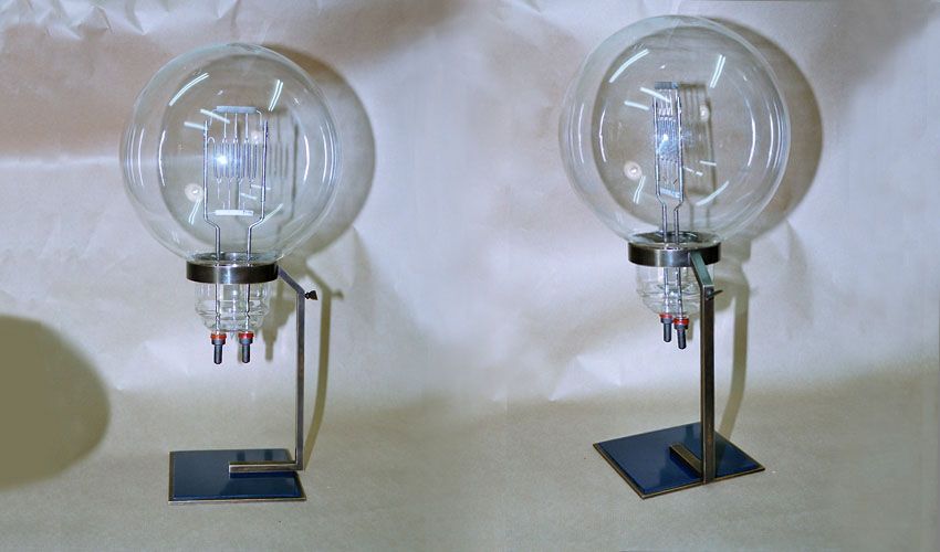 Deux ampoules posées chacune sur un support et vues de face