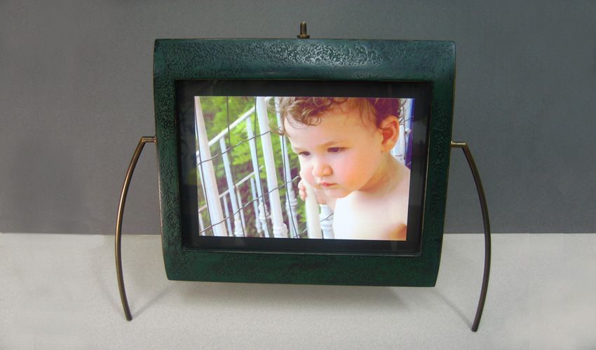 Une photo d’un enfant dans un cadre vu de face