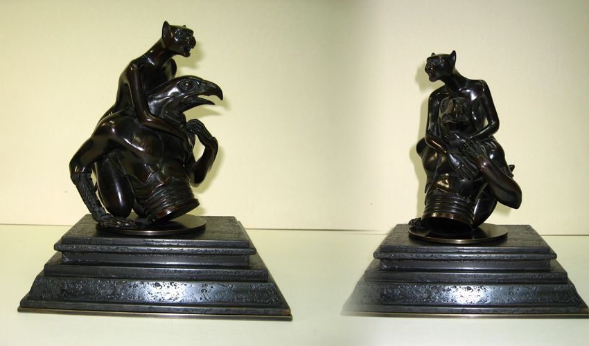 Deux photos collées ensemble d’une petite sculpture d’un animal