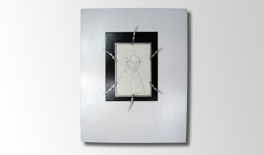 Une photo encadrée vue de face et accrochée sur un mur blanc