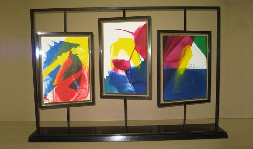 Trois cadres de peinture tenus par un socle et vus de face