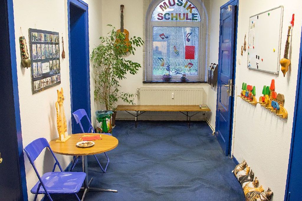 Ein Flur mit einem Tisch und Stühlen darin