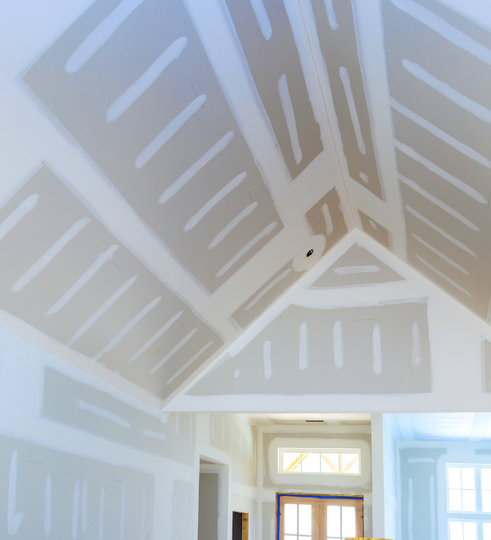 Pièce intérieure en construction avec des panneaux de plaques de plâtre, des outils, un échafaudage.