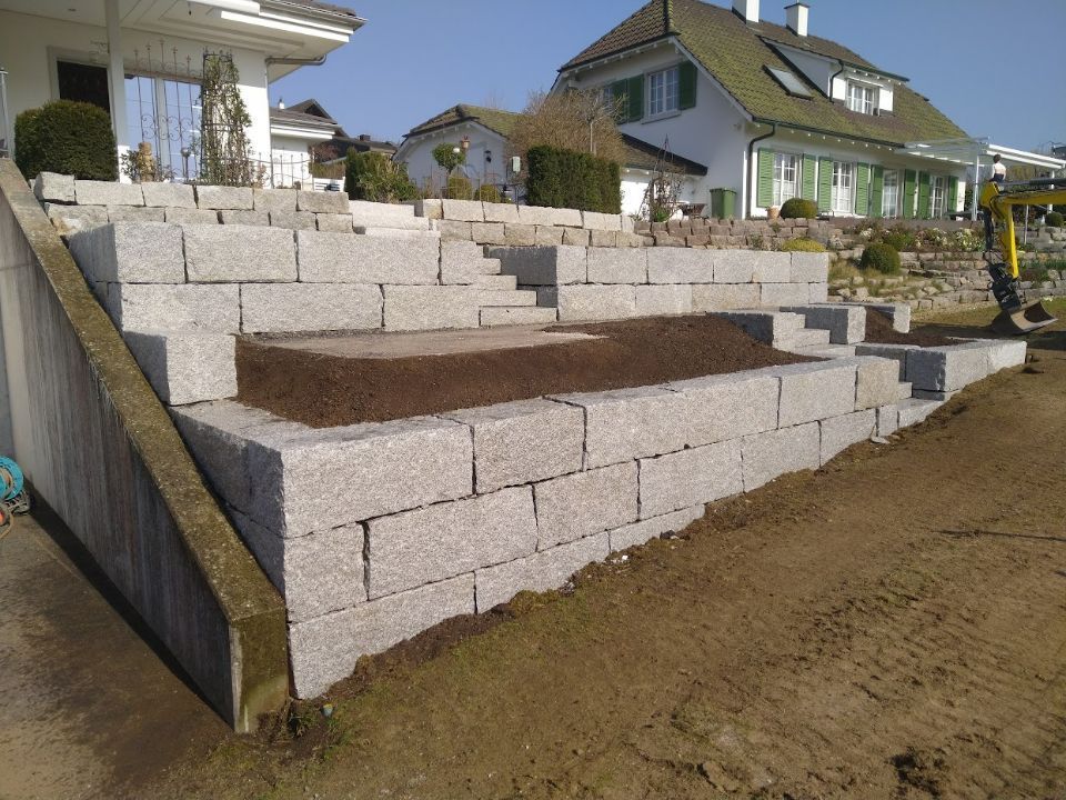 Mauer, die von Naturstein & Garten Julio Do Paço Alves gebaut wird