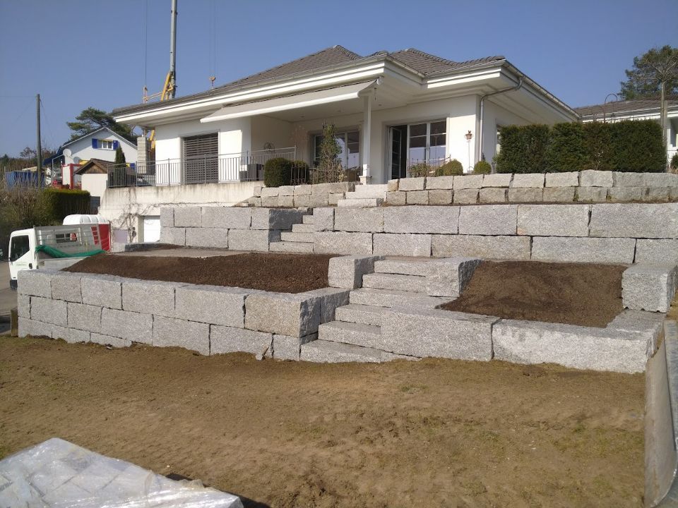 Mauer, die von Naturstein & Garten Julio Do Paço Alves gebaut wird