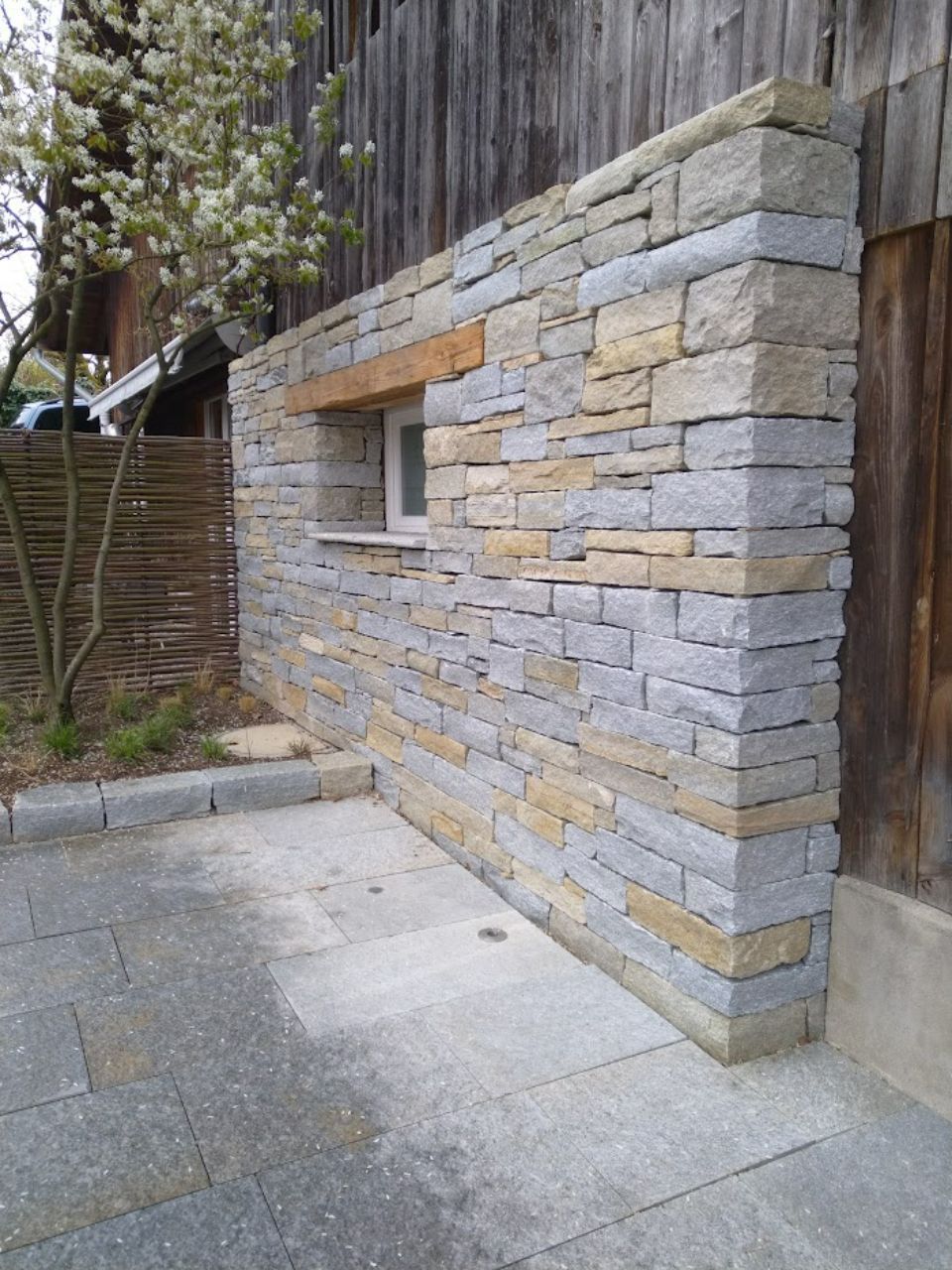 Mauer, die von Naturstein & Garten Julio Do Paço Alves gebaut wurde