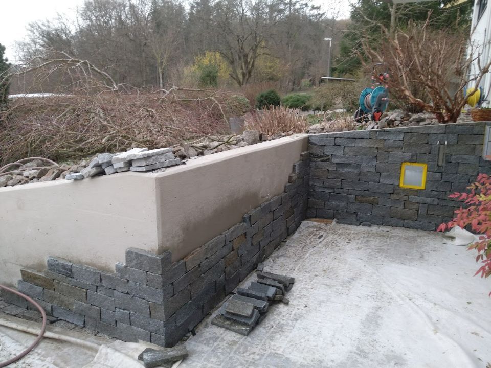 Mauer, die von Naturstein & Garten Julio Do Paço Alves gebaut wurde