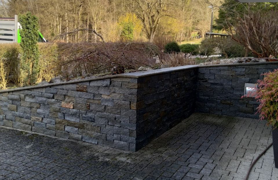 Mauer, die von Naturstein & Garten Julio Do Paço Alves gebaut wurde