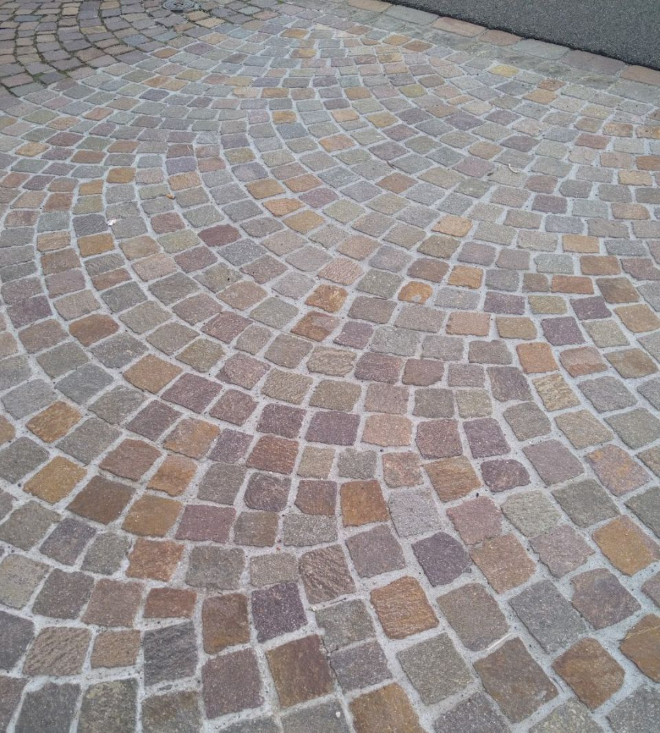 Pflaster, das von Naturstein & Garten Julio Do Paço Alves verlegt wurde