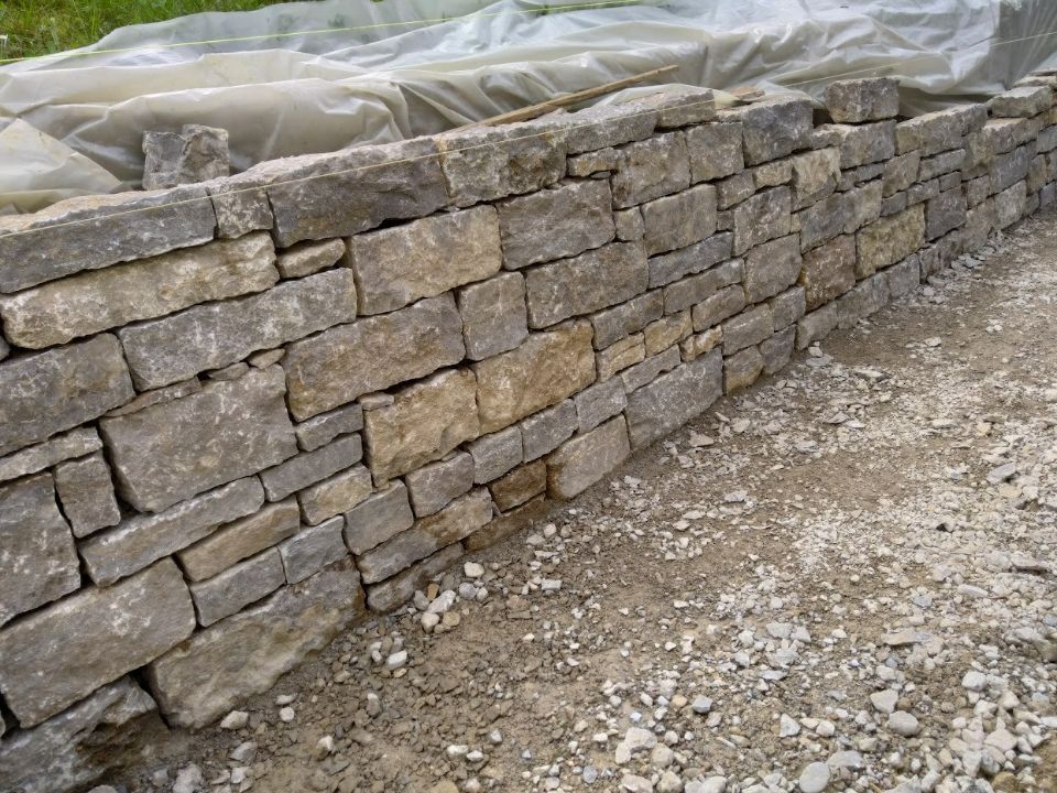 Mauer, die von Naturstein & Garten Julio Do Paço Alves gebaut wurde