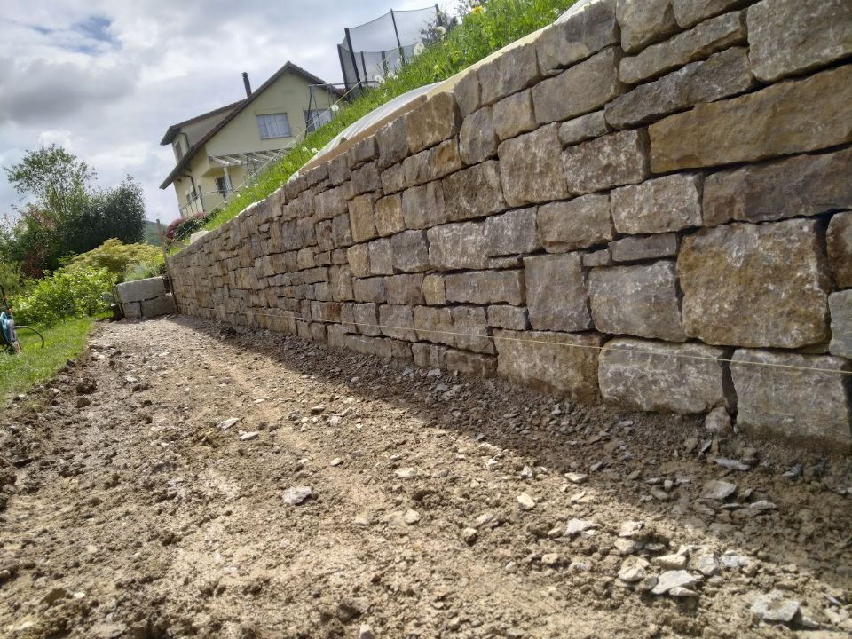 Mauer, die von Naturstein & Garten Julio Do Paço Alves gebaut wurde