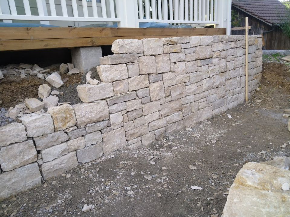 Mauer, die von Naturstein & Garten Julio Do Paço Alves gebaut wurde