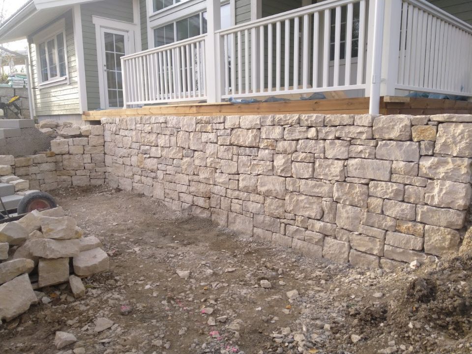 Mauer, die von Naturstein & Garten Julio Do Paço Alves gebaut wurde