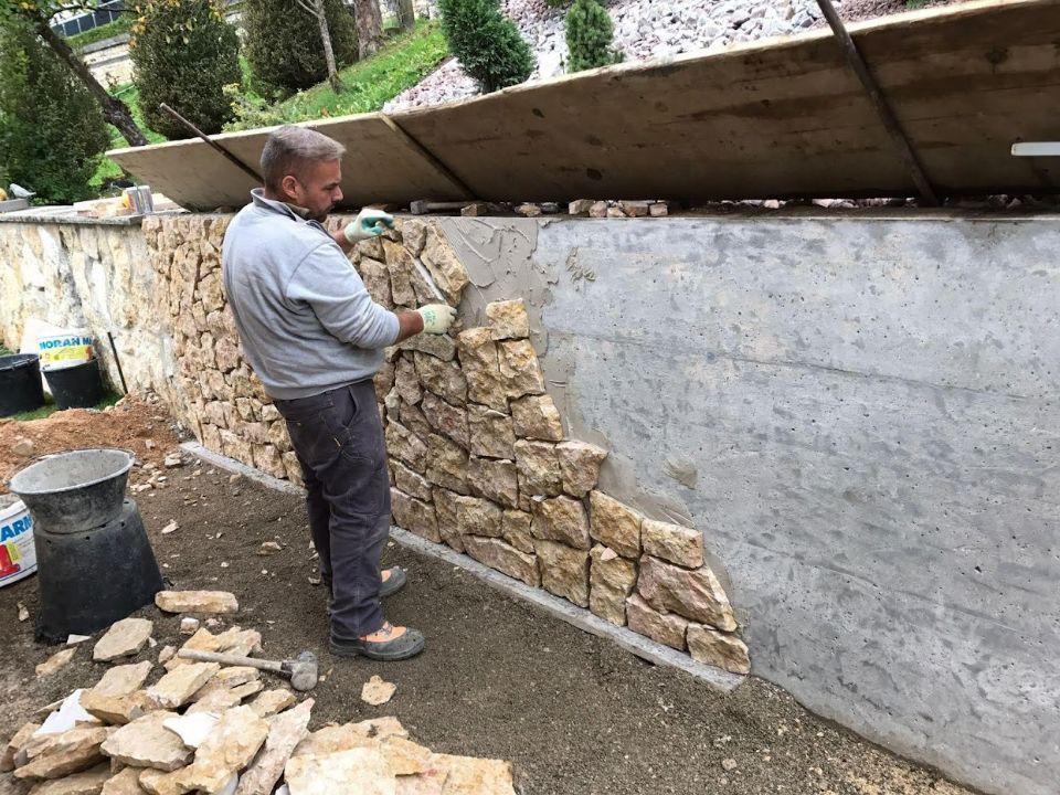 Mitarbeiter von Naturstein & Garten Julio Do Paço Alves mauert