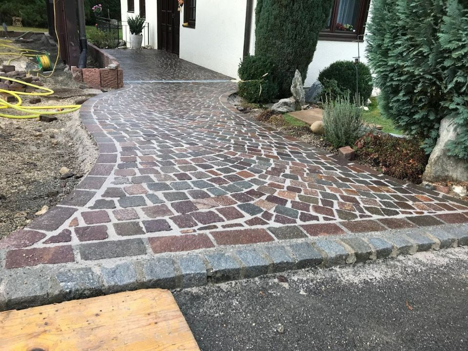 Weg, der von Naturstein & Garten Julio Do Paço Alves gepflastert wurde
