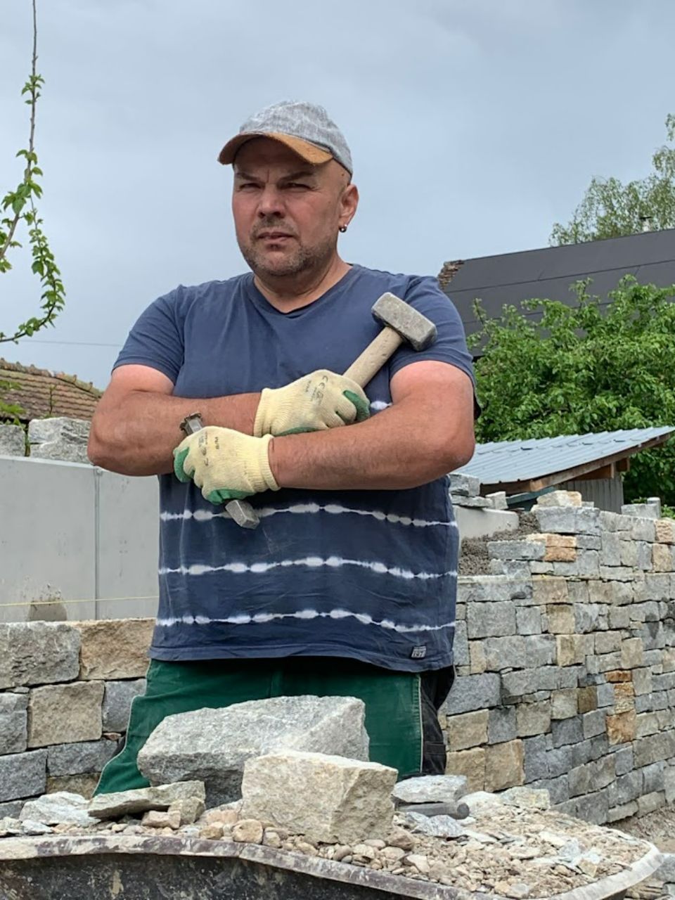 Mitarbeiter von Naturstein & Garten Julio Do Paço Alves auf Baustelle