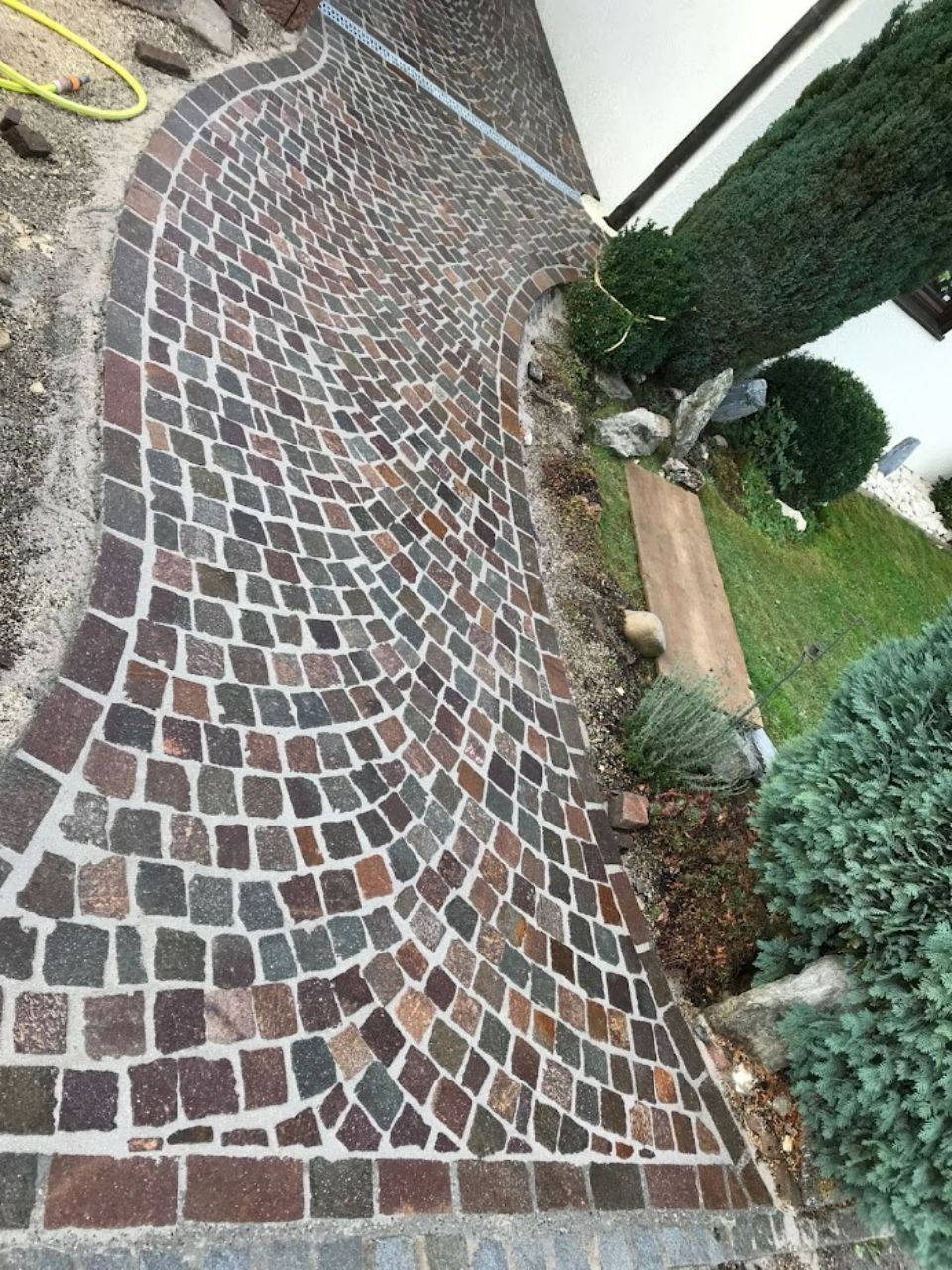 Weg, der von Naturstein & Garten Julio Do Paço Alves gepflastert wurde