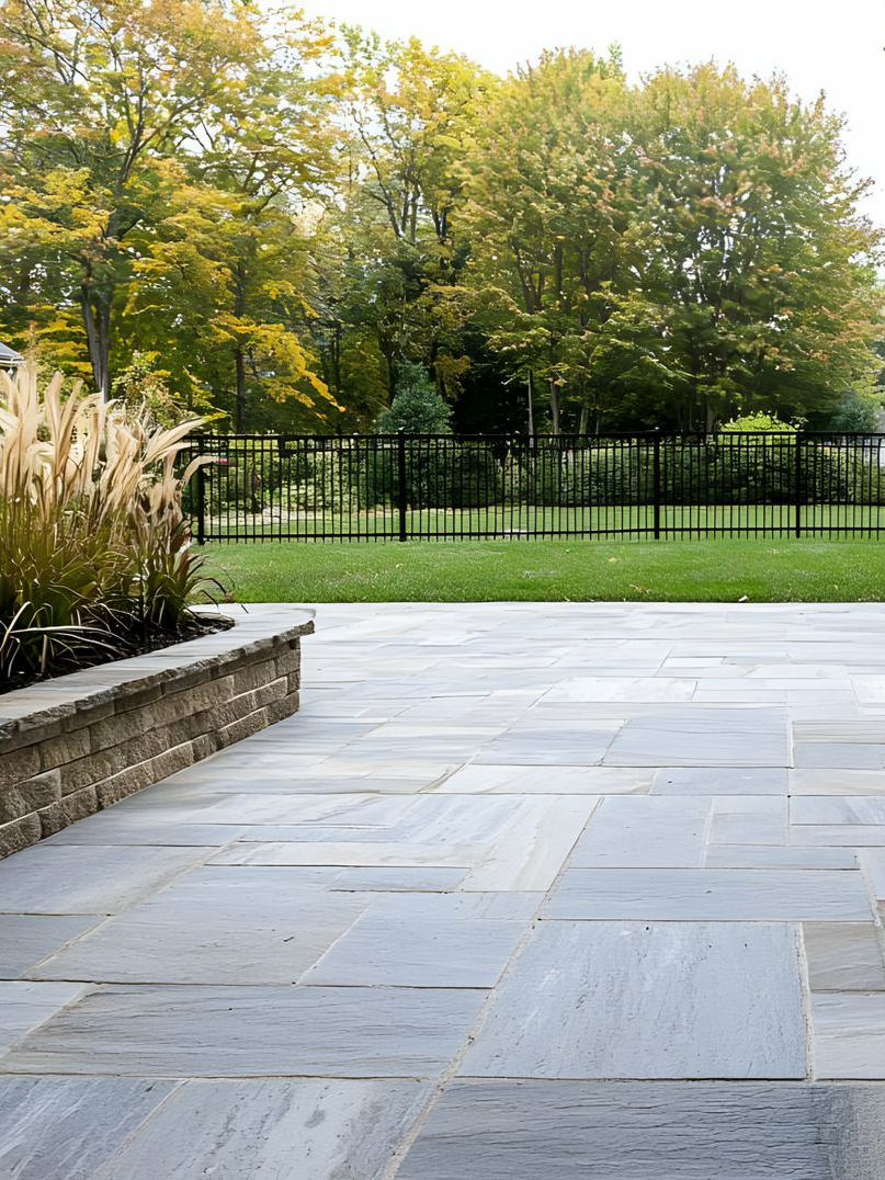Dallage d'une terrasse dans un jardin