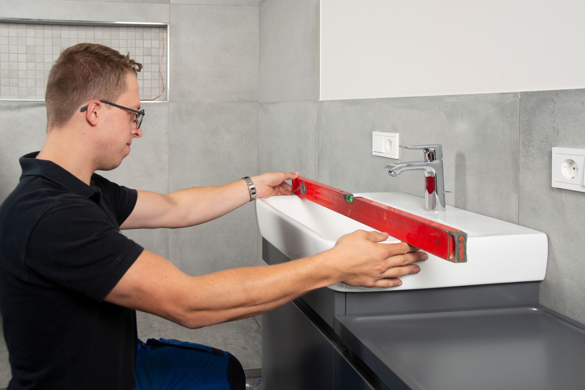 Ausrichtung eines Waschbeckens durch Handwerker