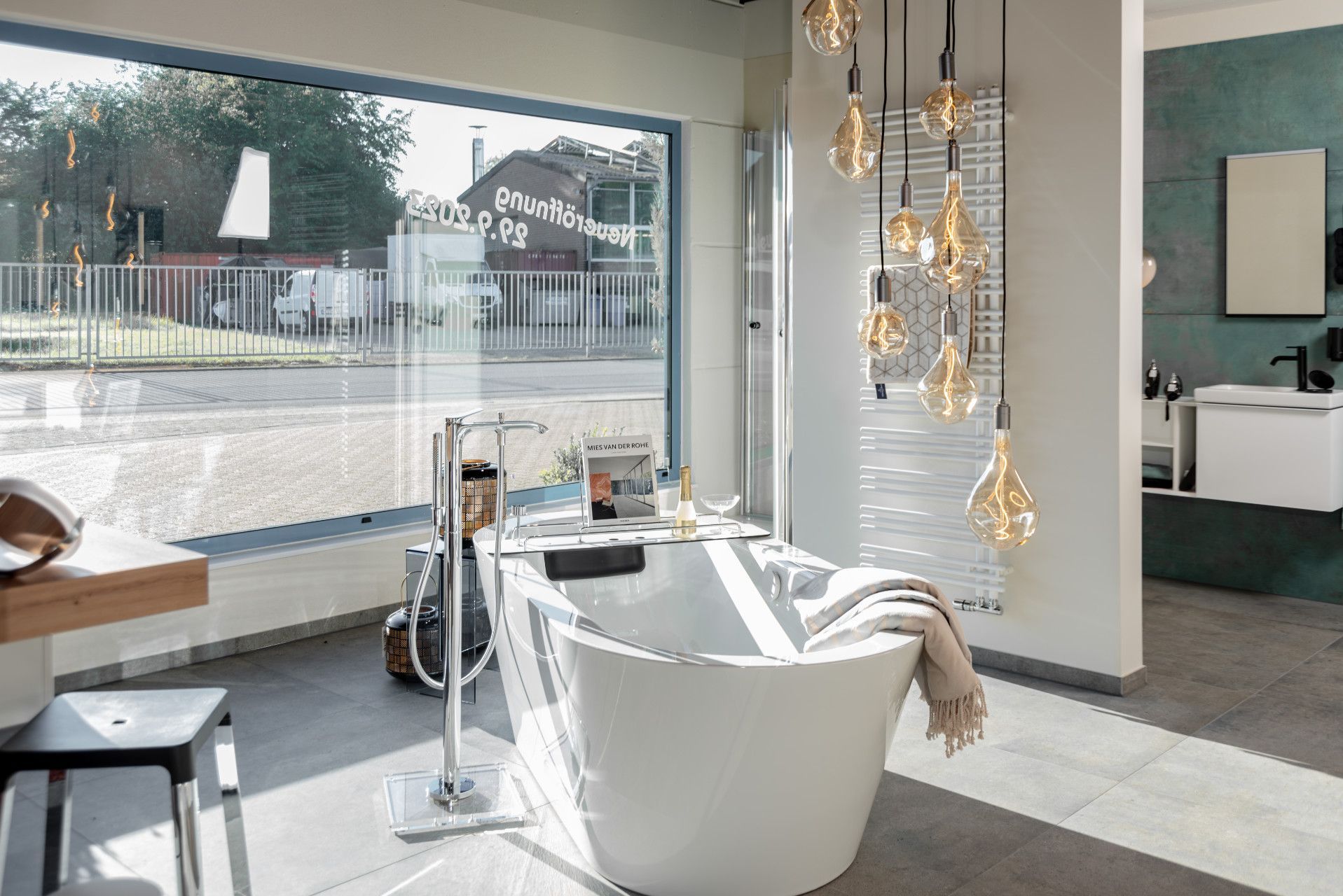 Freistehende Badewanne im Badezimmer mit großem Fenter