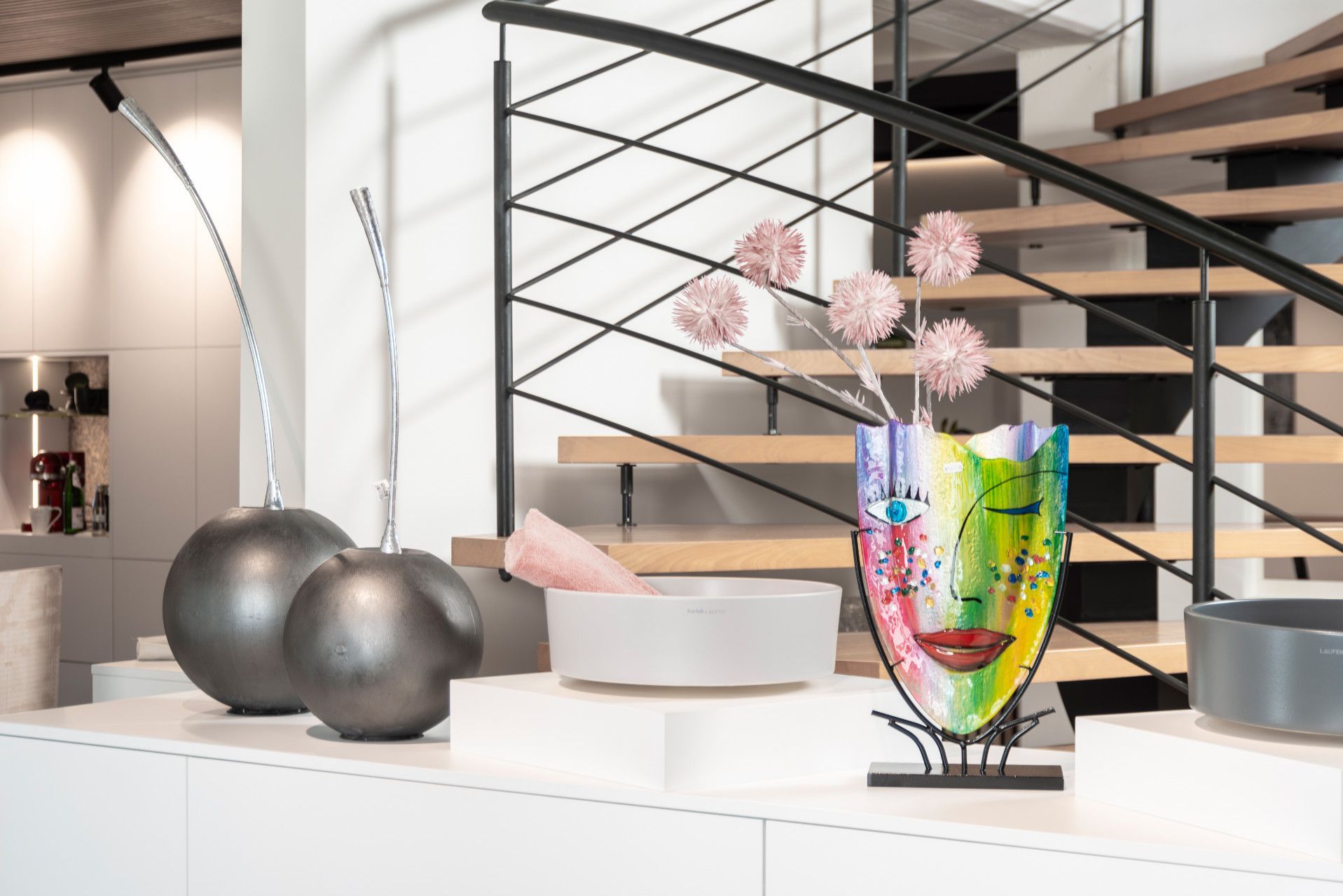 Ausstellung mit Holztreppe