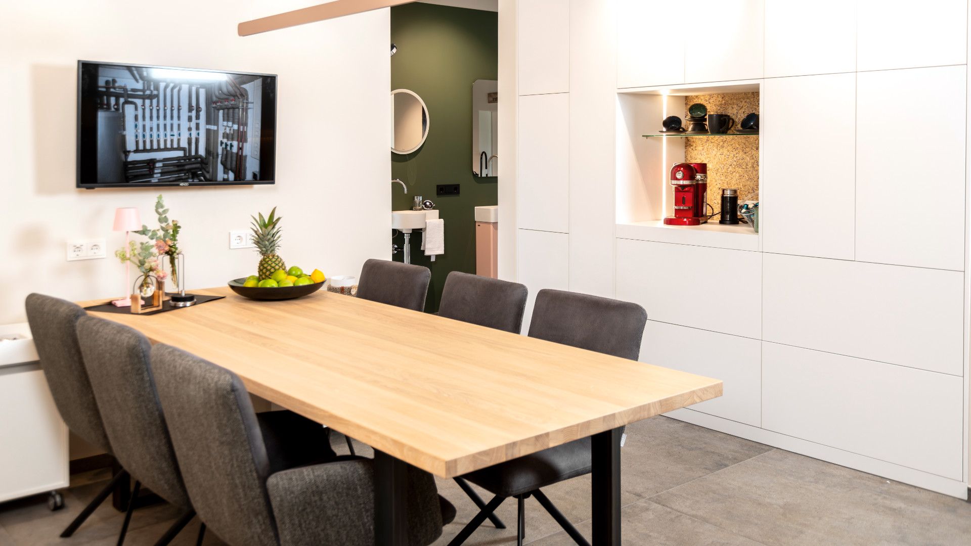 Esszimmertisch mit 6 Stühlen und einbauschrank im Hintergrund