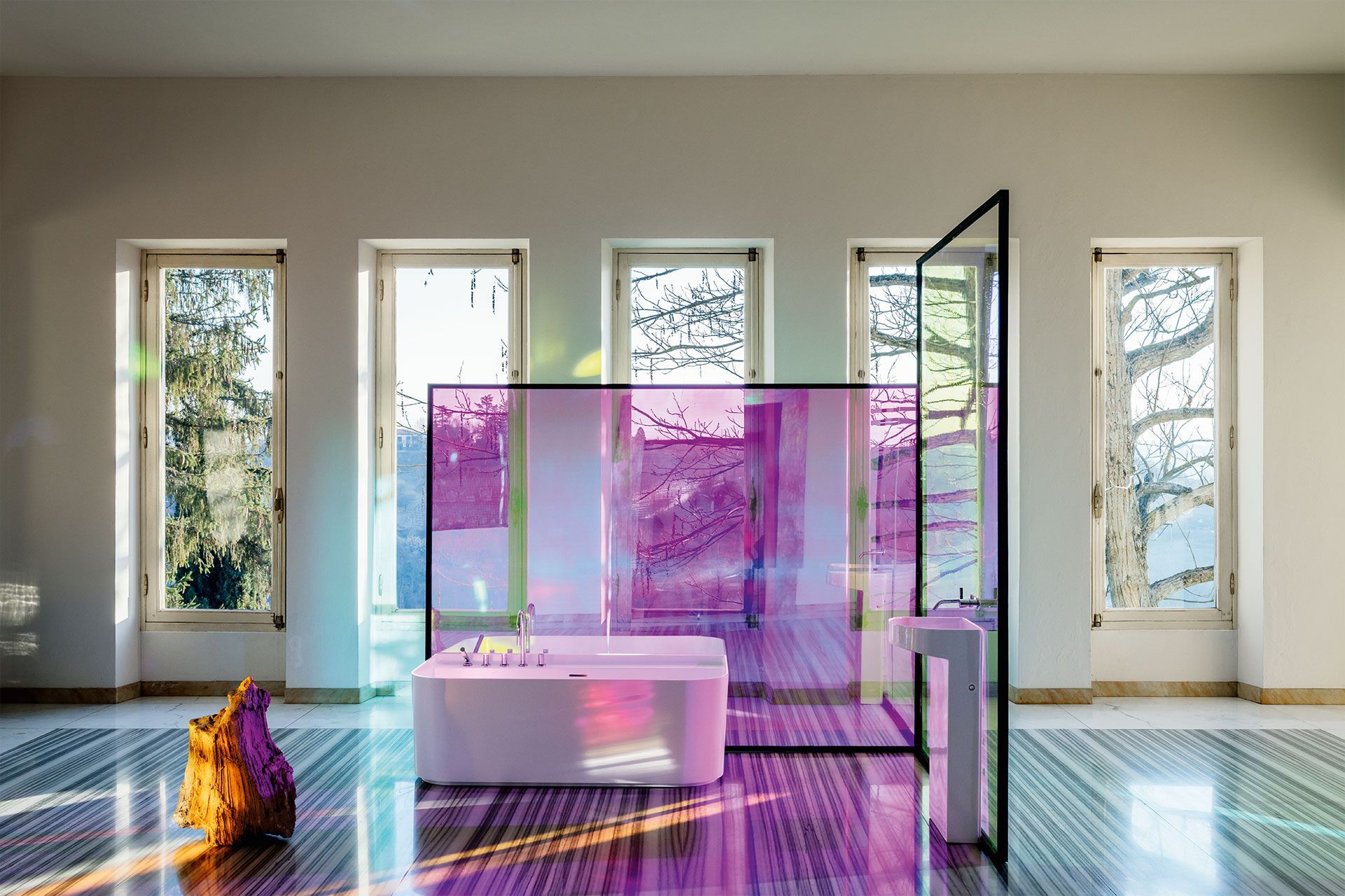 Badezimmer mit bunten Glasscheiben