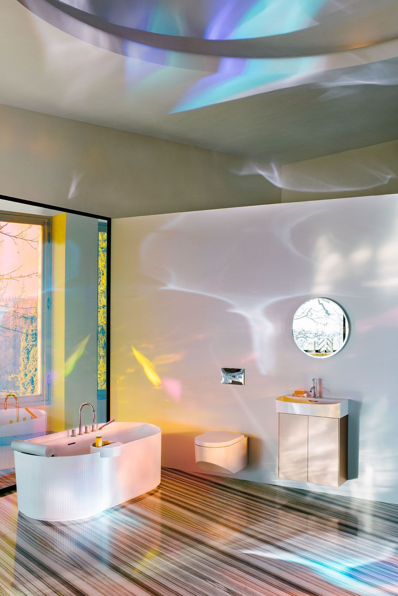 Modernisiertes Badezimmer mit buntem Lichtspiel