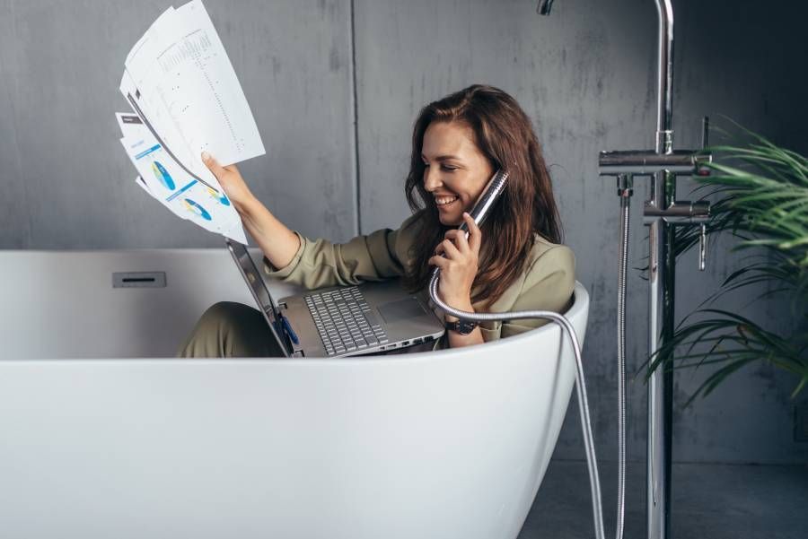 Frau mit Farbmustern in Badewanne