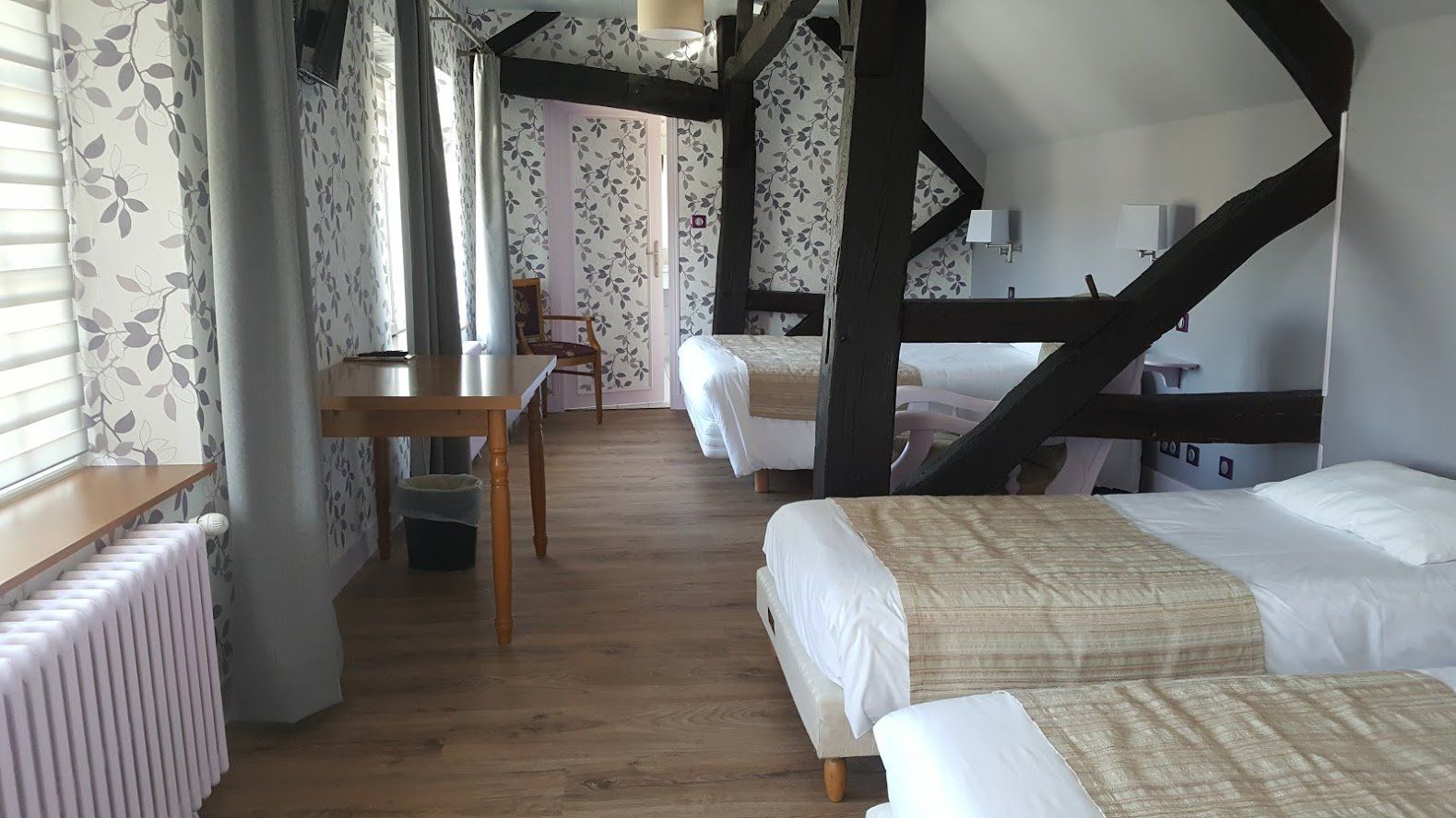 Grande chambre avec lits