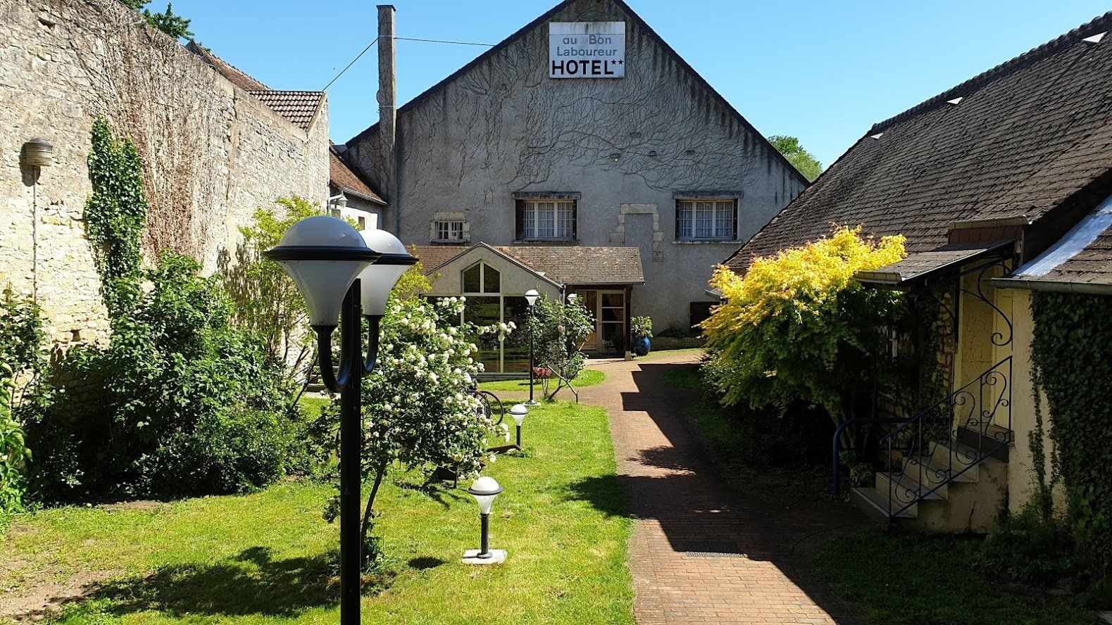 Façade de l'hôtel du jardin