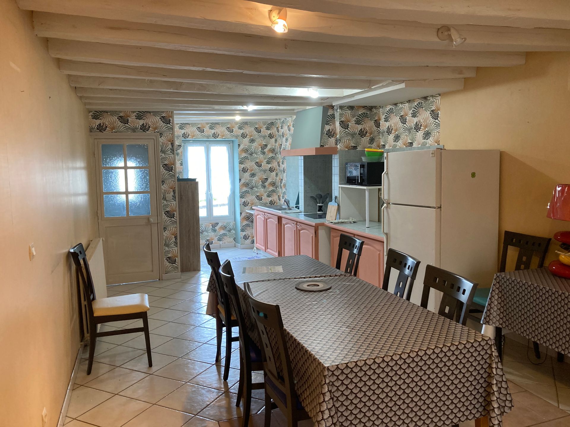 Salle à manger de l'appartement meublé