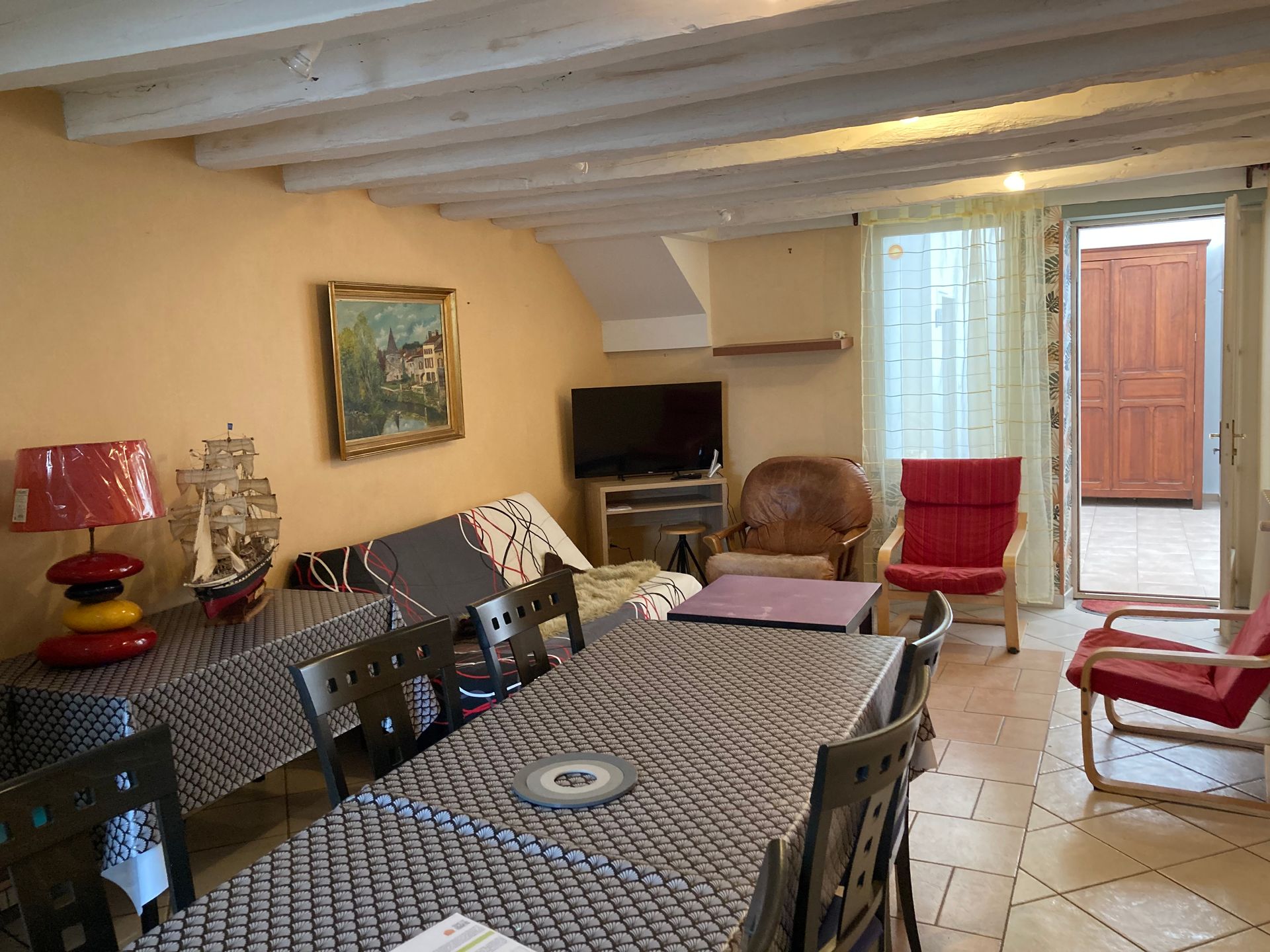 Salon de l'appartement meublé