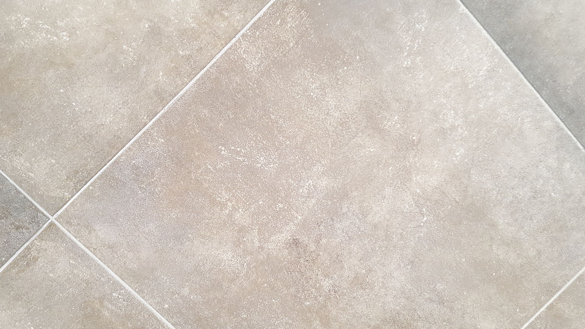 Du carrelage de couleur beige tacheté