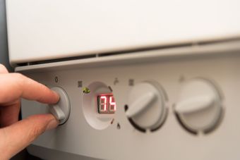 Une main tournant le bouton d'un appareil