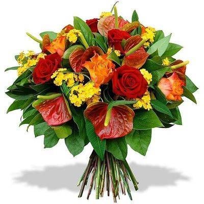 Bouquet de roses rouges, de fleurs orange et d'anthuriums rouges, avec des touches de jaune et des feuilles vertes.