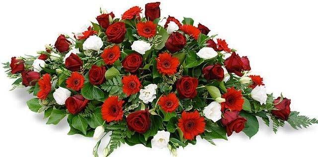 Composition de roses rouges, d'œillets et de verdure.