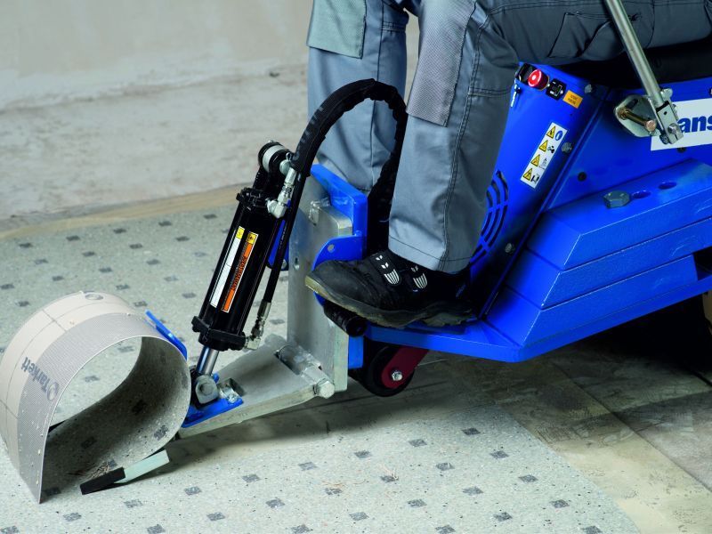 Mitarbeiter entfernt Altbeläge