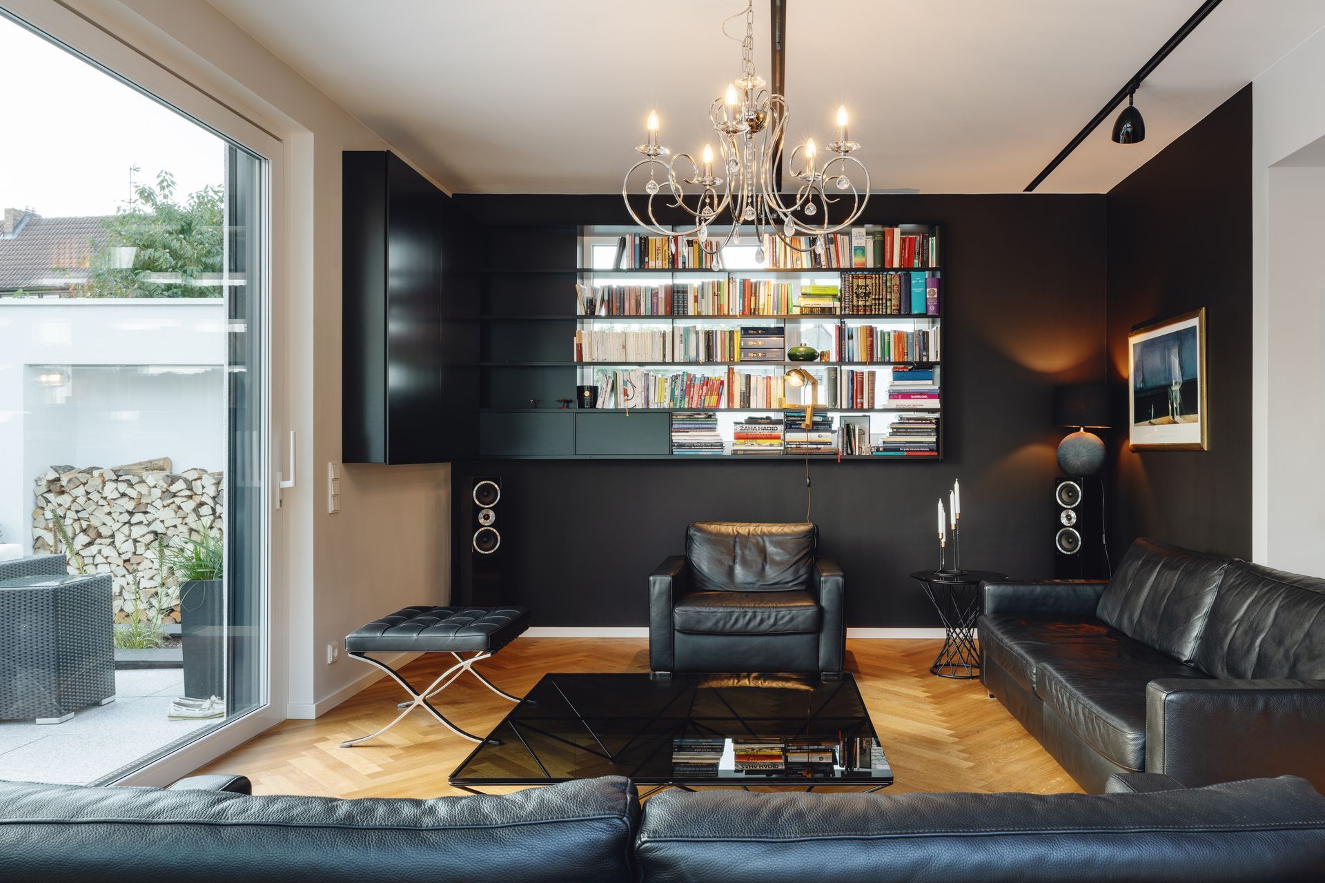 Eleganter Wohnbereich mit Ledermöbeln und Bücherregal