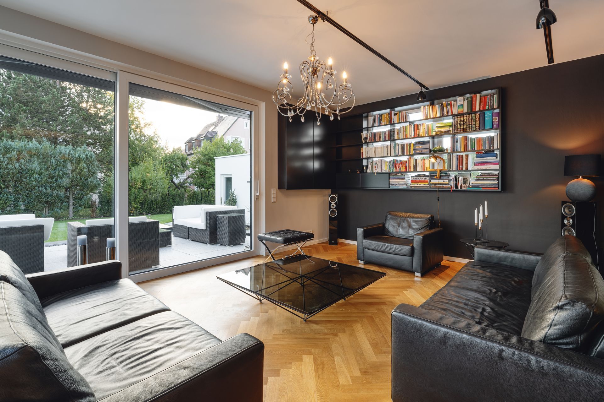 Moderner Wohnbereich mit Holzboden