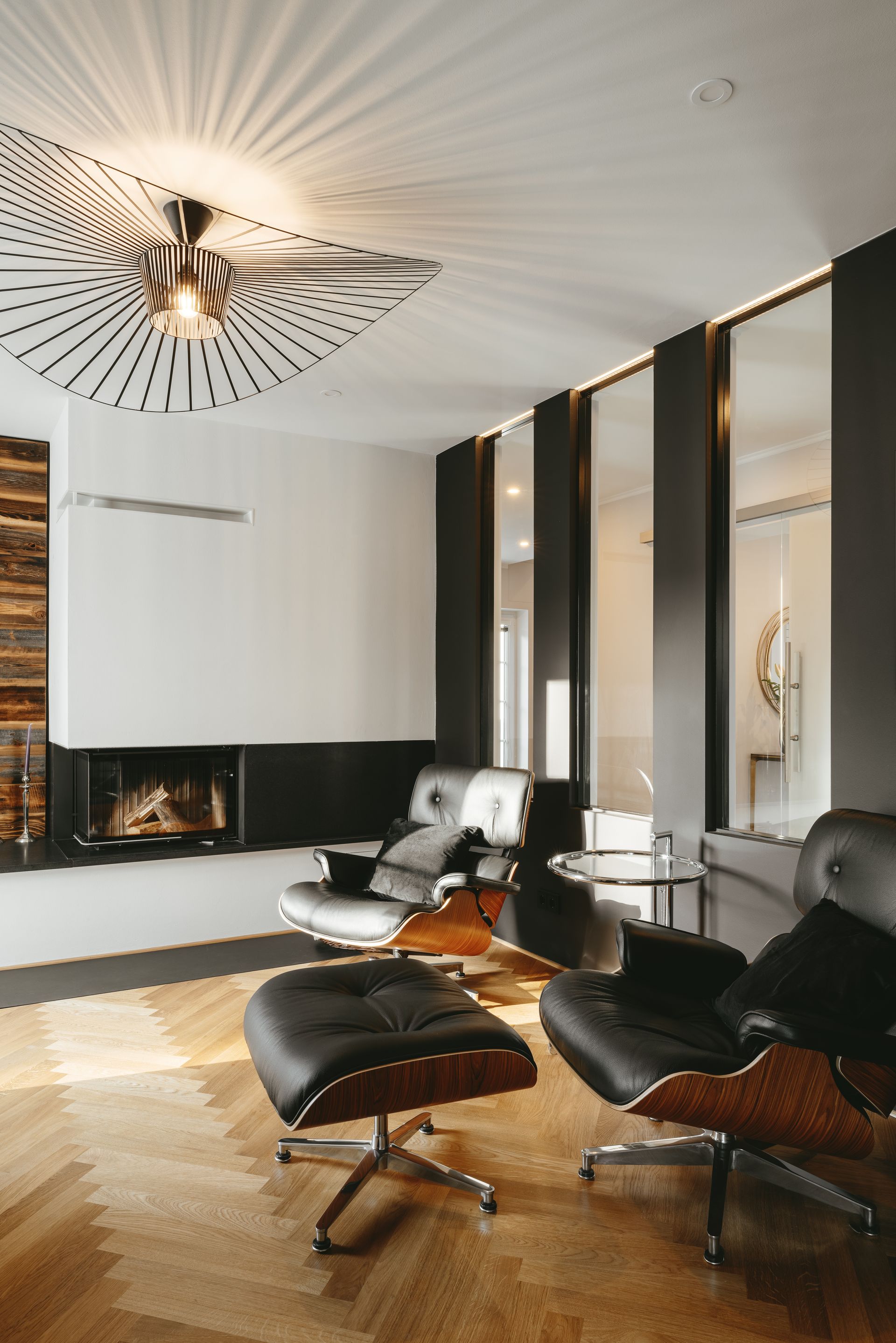 Moderner Wohnbereich mit Deckenbeleuchtung und Holzboden