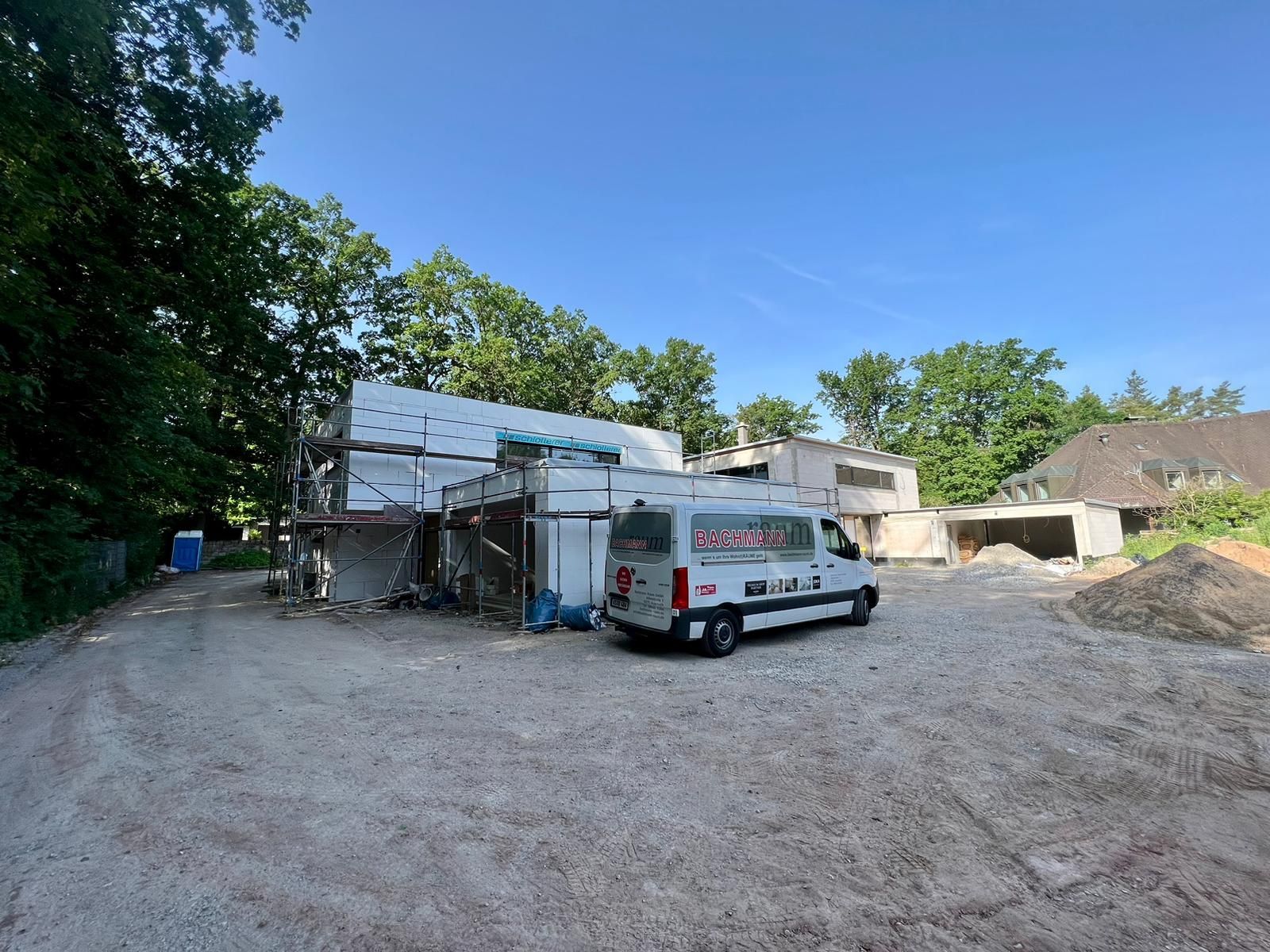 Baustelle und Firmenfahrzeug