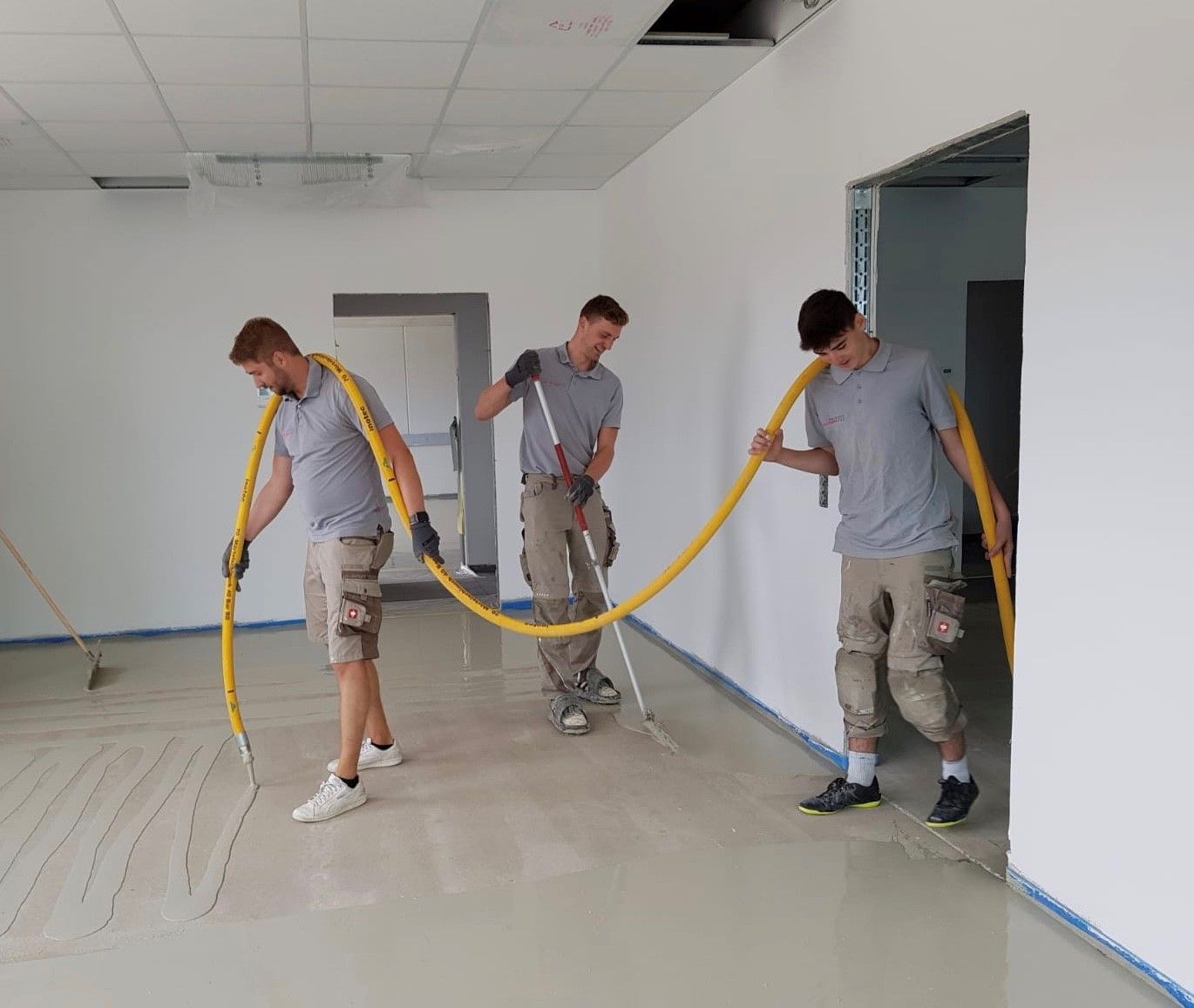 Spachtelmasse in einem Keller wird gepumpt