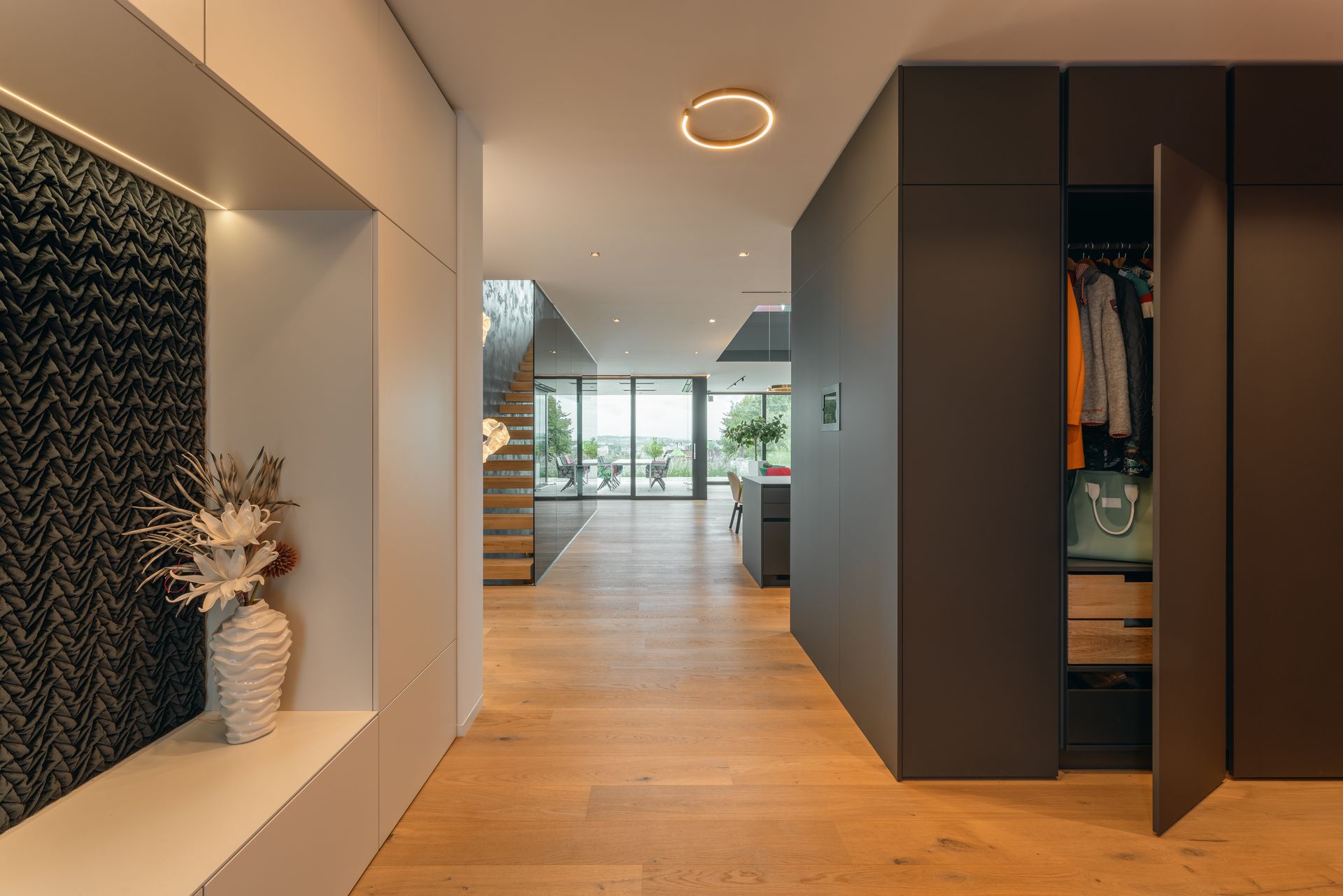 Wohnraum mit Blick auf Treppe und Kleiderschrank