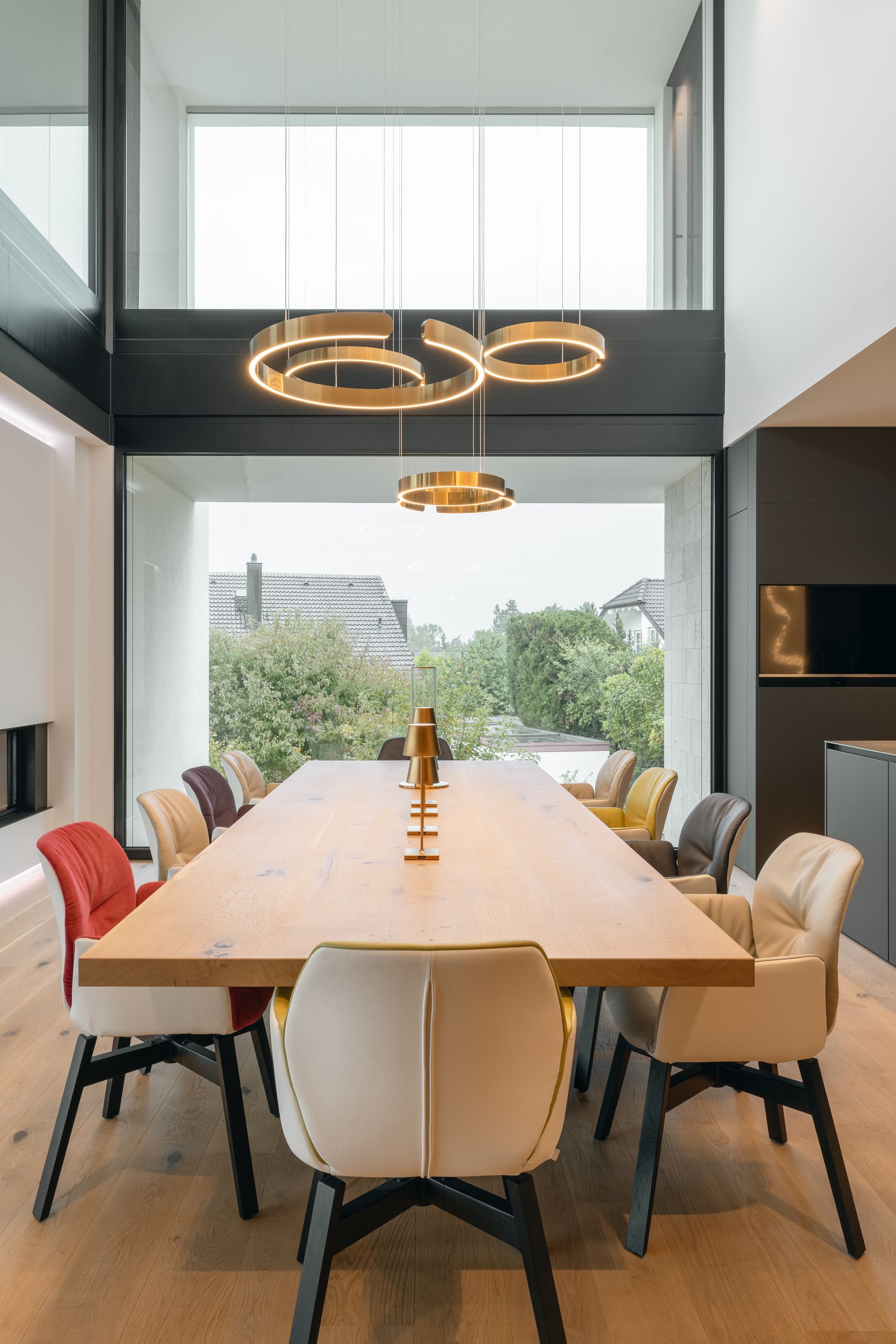 Großer Esstisch mit eleganter Deckenbeleuchtung