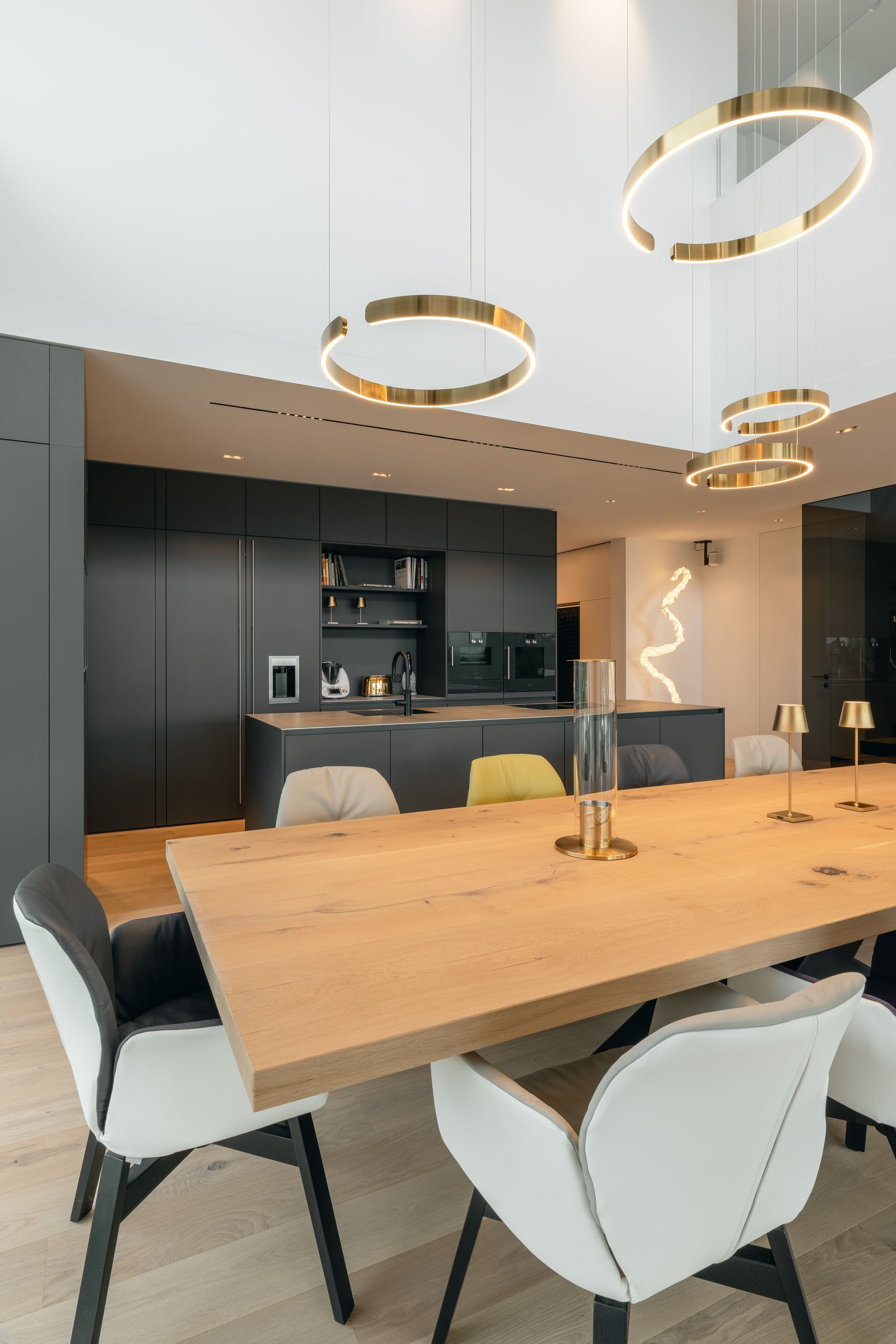 Großer Esstisch aus Holz mit Blick auf die Küche