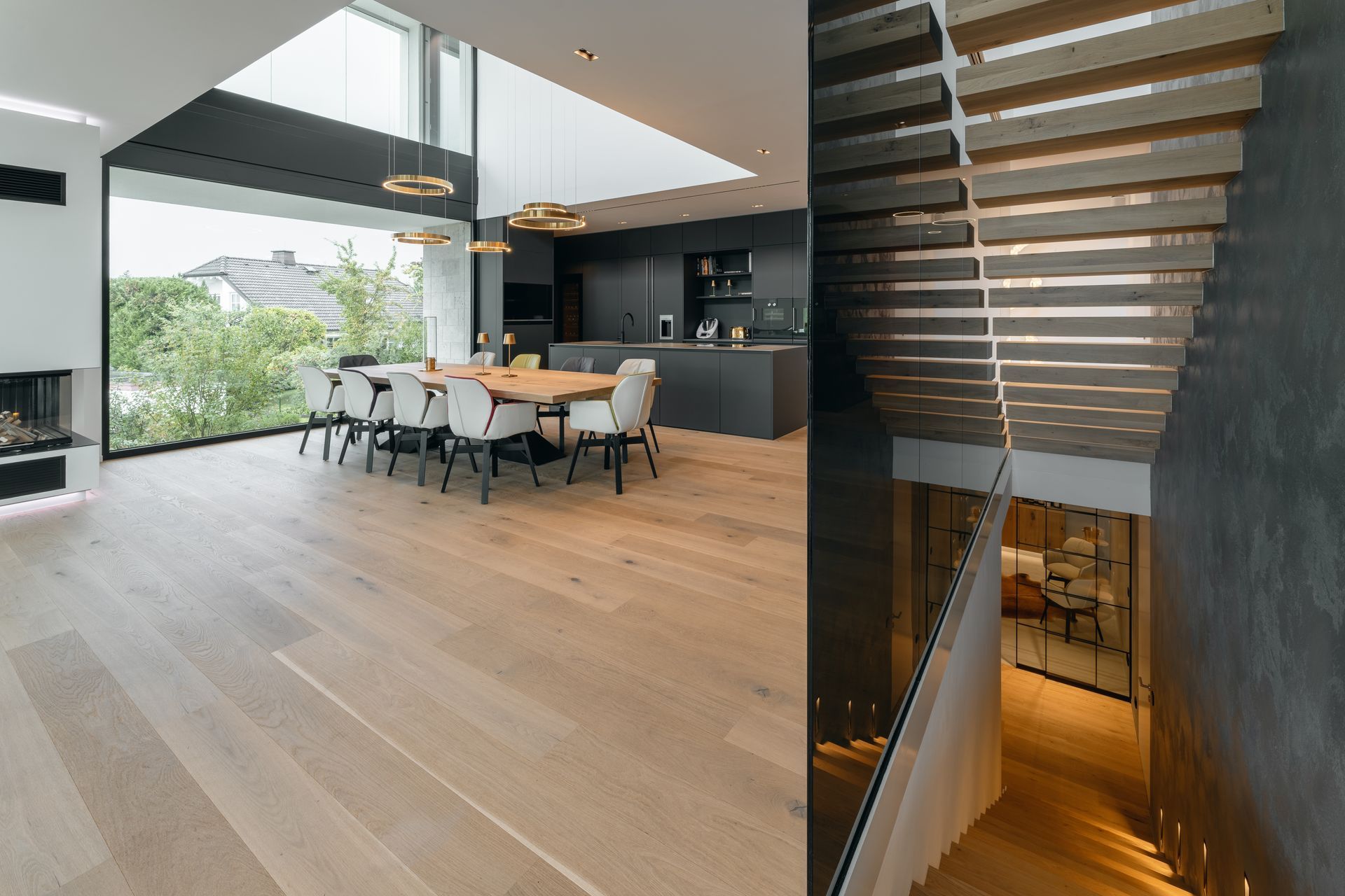 Riesiger Wohnbereich mit Blich auf die Fensterfront