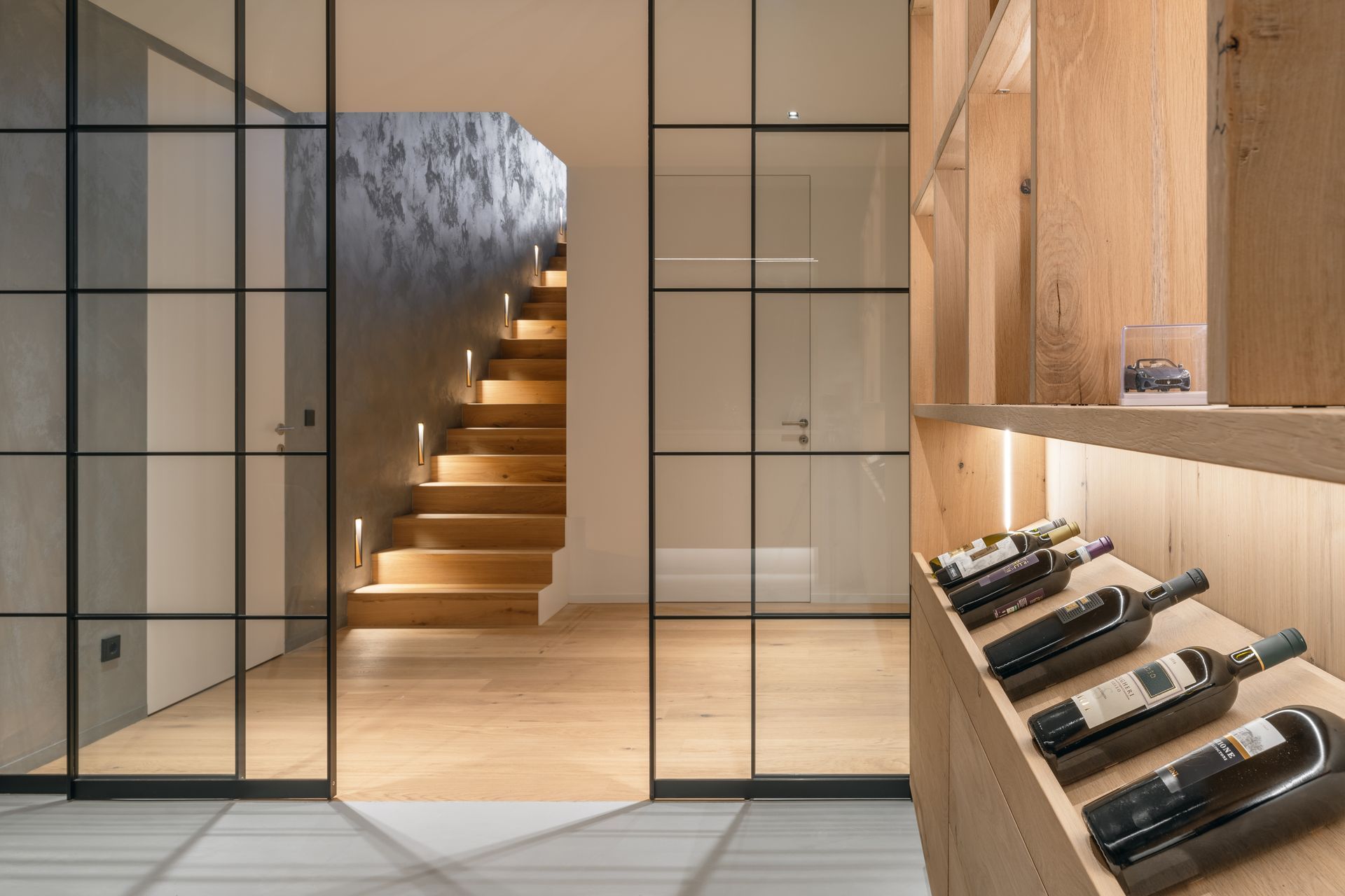 Weinregal und Trennung durch Glastür